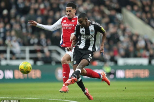 Where the real actions lie this weekend | Alexander Isak and William Saliba battle for the ball during Newcastle United vs. Arsenal 