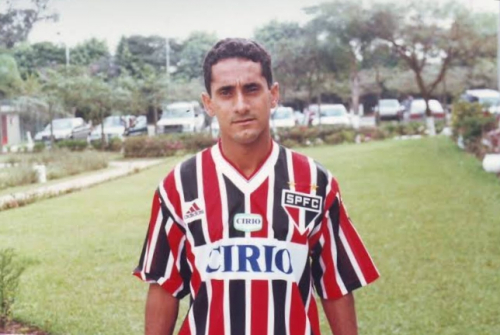 Uncover the shocking stories behind the top 10 fastest red cards in football history, from an immediate post-kick-off punch to an involuntary expletive and a dismissal before play even restarted. Read how players like Keith Gillespie (0 seconds), Lee Todd (2 seconds), and Giuseppe Lorenzo (10 seconds) earned infamous records for the quickest send-offs.