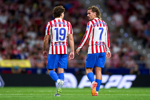 A thrilling weekend of European football beckons as top clubs clash across the Premier League, Serie A, LaLiga, Bundesliga, and Ligue 1. From Tottenham vs Chelsea to Bayern vs Leverkusen and Liverpool’s fightback hopes, dive into the standout fixtures, key storylines, and bold match predictions shaping the season’s narrative.